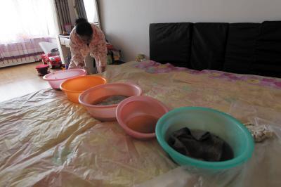 霍林郭勒楼上漏水，住户失联，小区没物管，业主维权难！律师来支招……